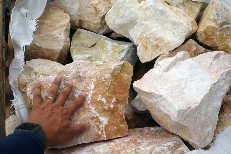 開運・金運！貴重【鉄質隕石】 オクタヘドライト 原石ブロック 347g イエローホワイトロック（300-350mm） – 揖斐川庭石センター