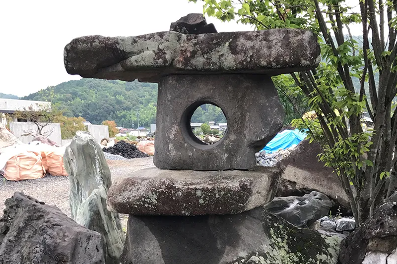鳥海石山灯篭