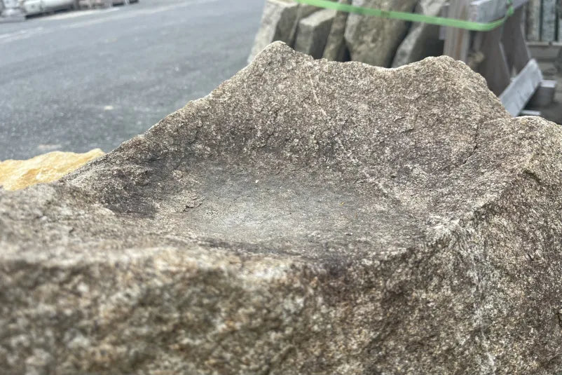 庵治石　水鉢　[1]