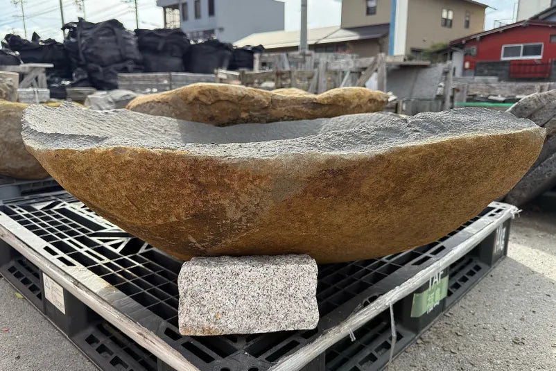 ジャワ鉄平石　自然石水鉢　①