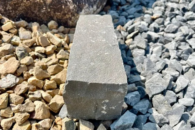 ピンコロブラック　3丁掛け　90*90*290mm（見切り、石畳、土留など）