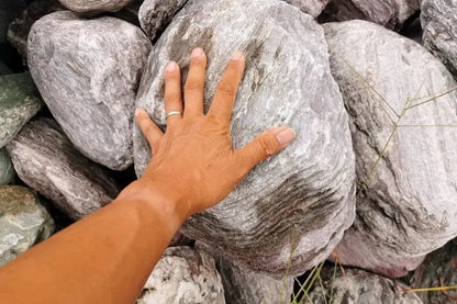 紅簾（すだれ）ごろた石 350-400mm