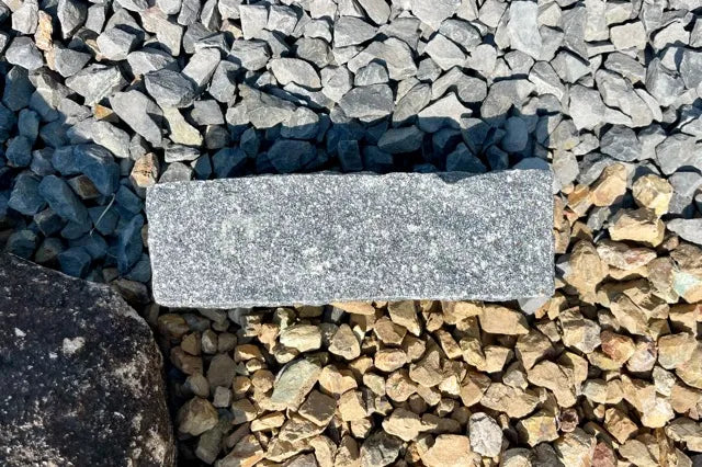 ピンコログレー　3丁掛け　90*90*290mm（見切り、石畳、土留など）