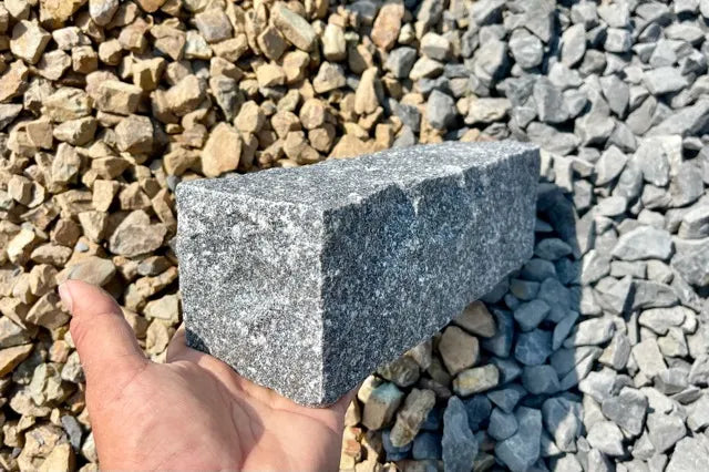 ピンコログレー　3丁掛け　90*90*290mm（見切り、石畳、土留など）