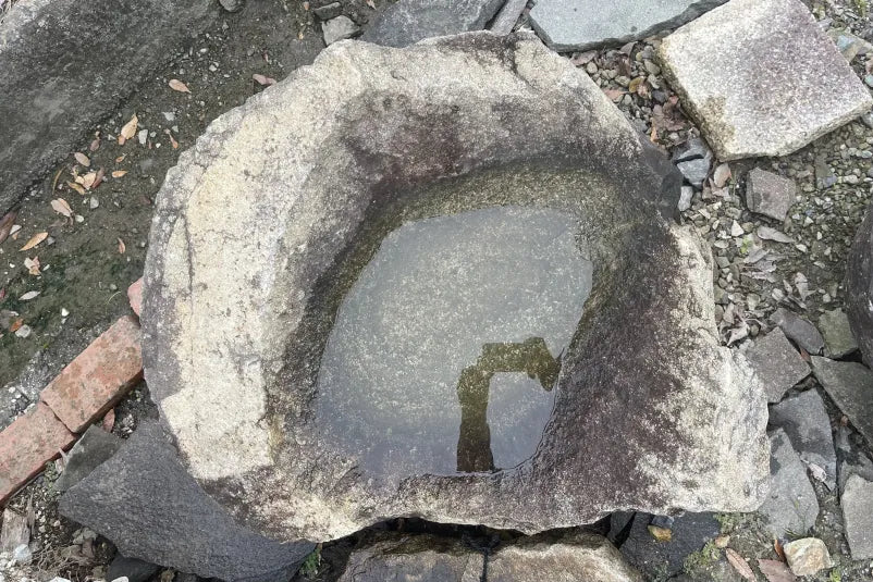 庵治石　水鉢　[9]