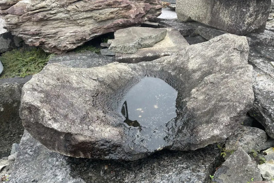 庵治石　水鉢　[11]