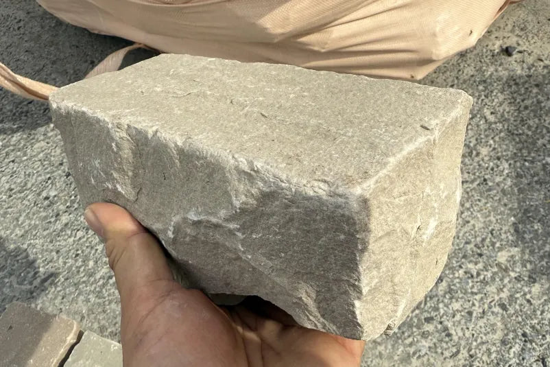 サンドストーンピンコロ　ラジグリーン　2丁掛け　90*90*190mm