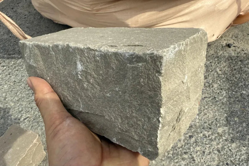 サンドストーンピンコロ　ラジグリーン　2丁掛け　90*90*190mm